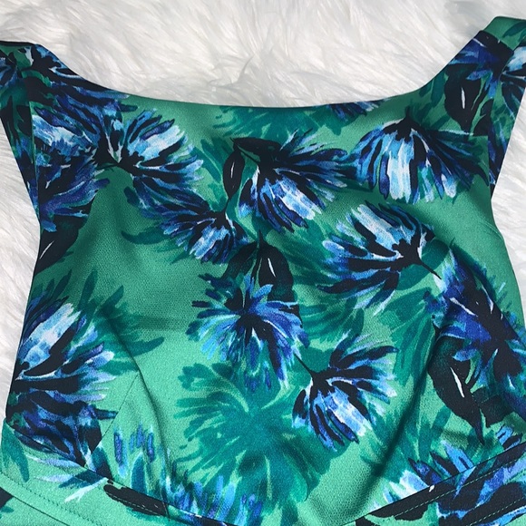 High neck sundress with cute back tie  🌼 - Picture 2 of 5